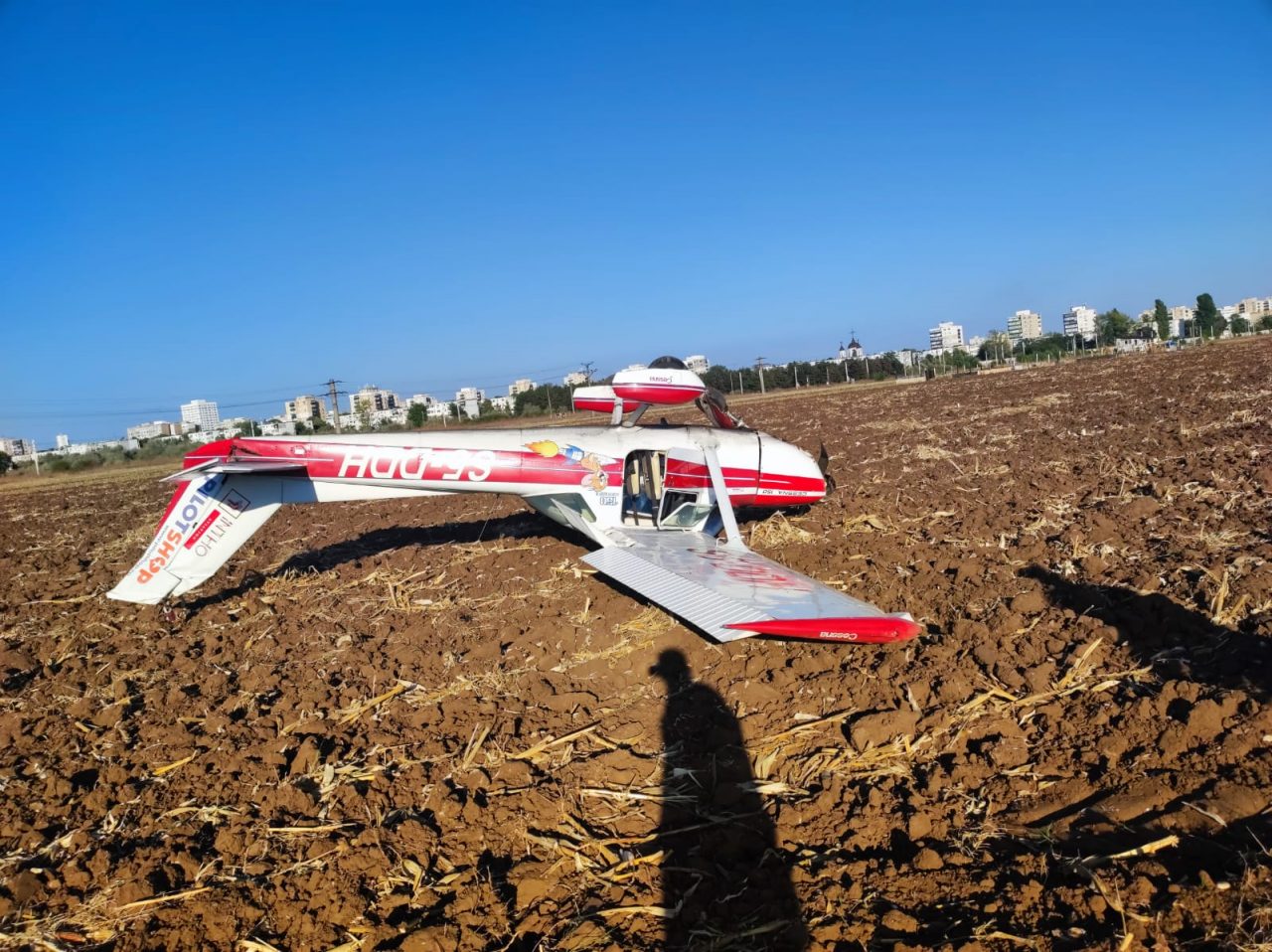 Aterizare forțată în Prahova. Un avion de mici dimensiuni s-a răsturnat după manevră
