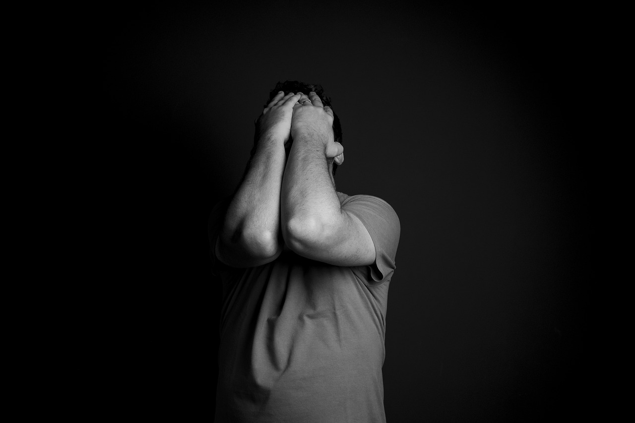 „Balena albastră” face o nouă victimă în România. Un băiat de 13 ani s-a spânzurat în grajdul familiei