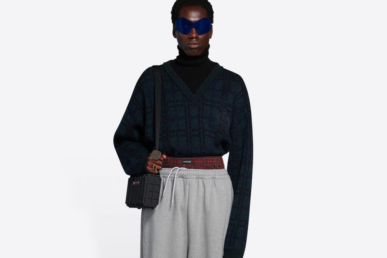 Balenciaga, acuzată de rasism din cauza unei perechi de pantaloni. De unde a pornit totul