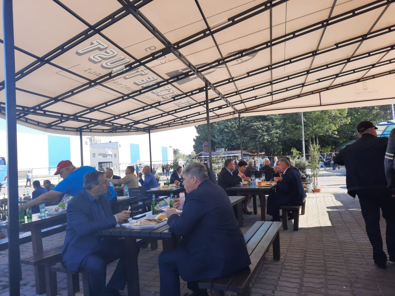 FOTO & VIDEO | Congresul PNL. Au sfârâit grătarele la Romexpo. Cârnați, mici și pastramă, stropite din belșug cu bere