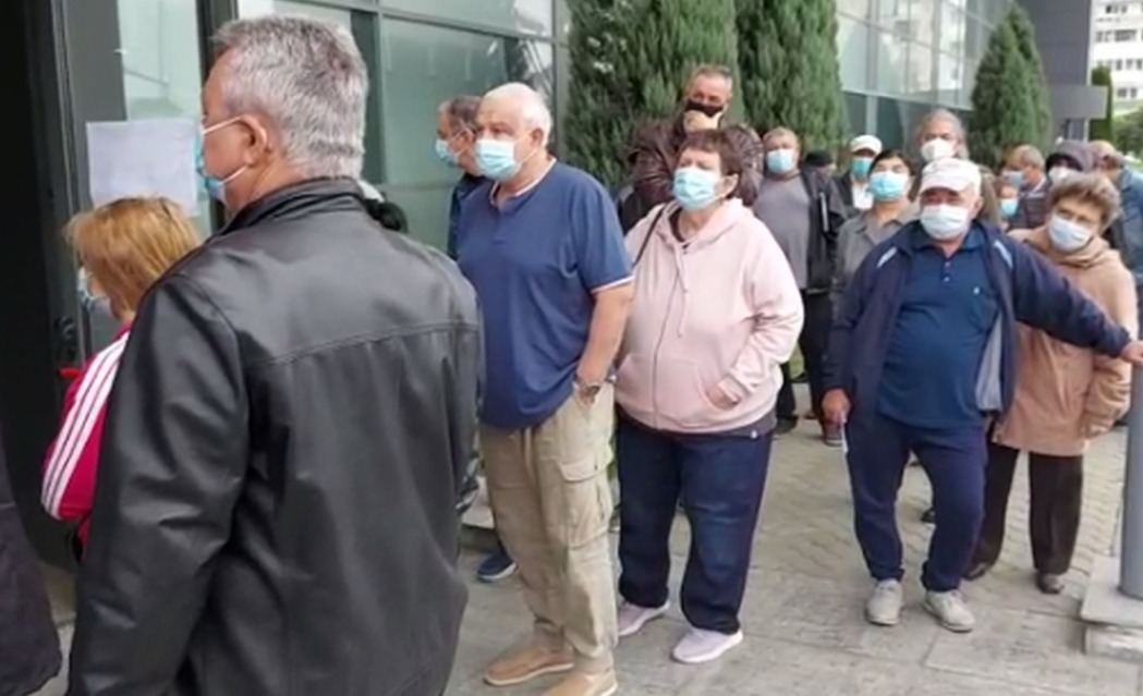 VIDEO| Scandal într-un centru de vaccinare din Craiova. Oamenii s-au înghesuit la coadă și nu au vrut să cedeze locul celor programați