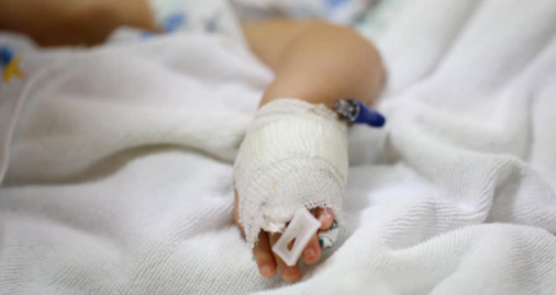 O fetiță de un an, din Vaslui, a fost găsită cu capul într-o găleată cu apă. Copila este în comă