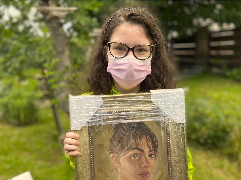 Lovită de o boală genetică, o fată de 16 ani își vinde tablourile pentru a supraviețui. Casiana nu poate respira și fiecare gură de aer este un chin (REPORTAJ)