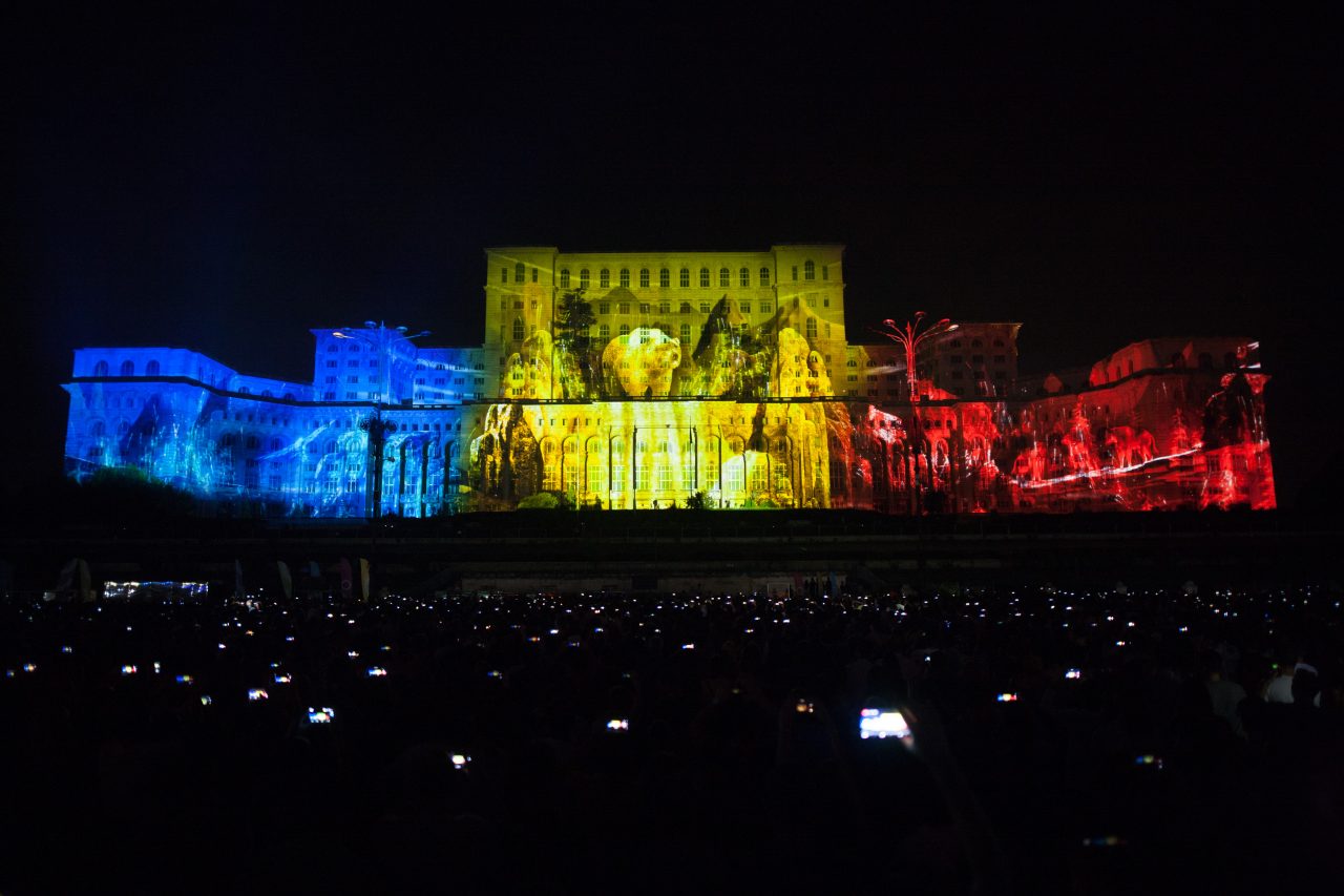 Spectacole de lumini și proiecții pe fațada Palatului Parlamentului, la iMapp Bucharest 2021