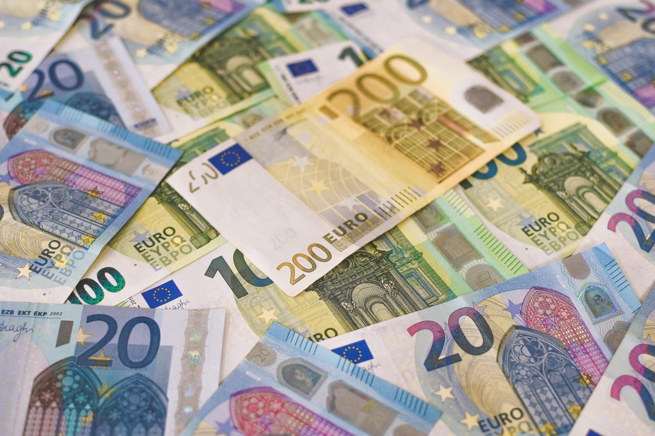 O familie de români din Germania a încasat alocații în valoare de 733.000 de euro, folosind documente false