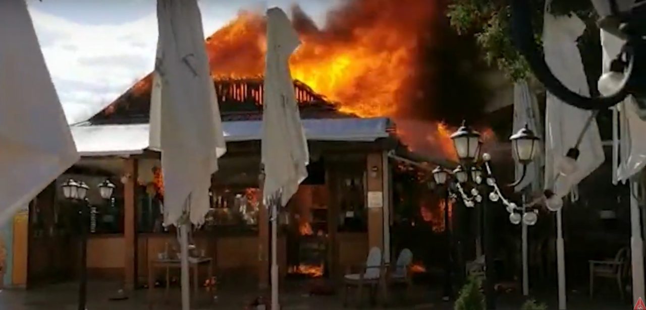VIDEO. Un incendiu violent a izbucnit la o terasă din Mamaia vineri după-amiază