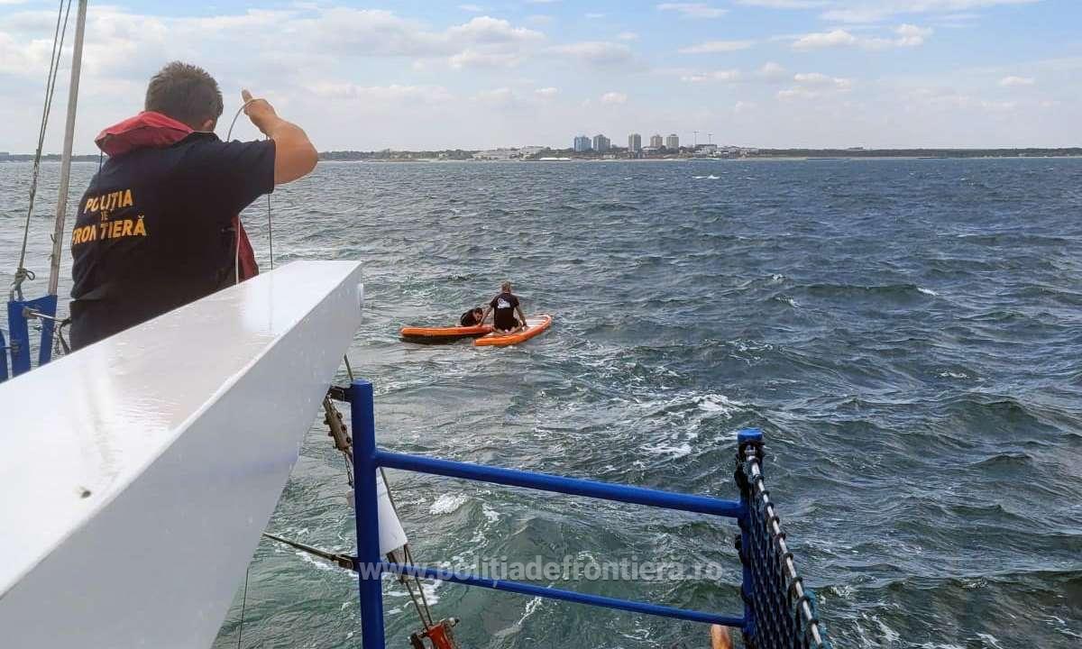 Șapte surferi au fost salvați de Garda de Coastă în Marea Neagră. Din cauza vântului puternic, turiștii nu se puteau întoarce la mal  – VIDEO