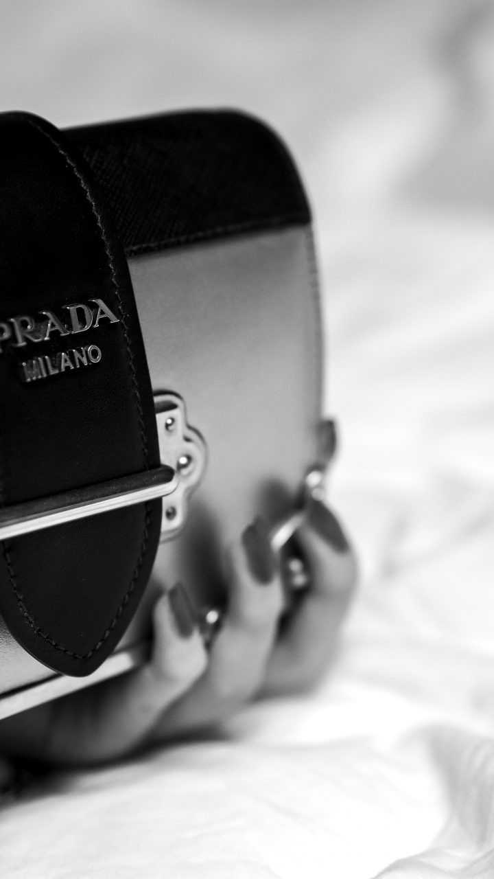 Românii vor fi plătiți cu 250 euro pe lună pentru a lucra genți de 1.000 de euro bucata. Prada investeşte 19 mil. euro într-o nouă fabrică, în România