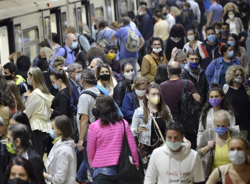 Masca de protecție ar putea redeveni obligatorie în zonele aglomerate și în jurul școlilor din Brașov