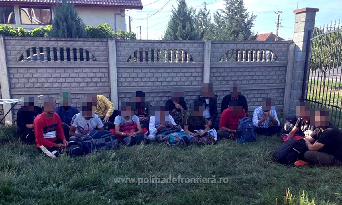 Polițiștii de imigrări din Arad au escortat și predat autorităților din Serbia 20 de migranți, intrați în România la începutul anului
