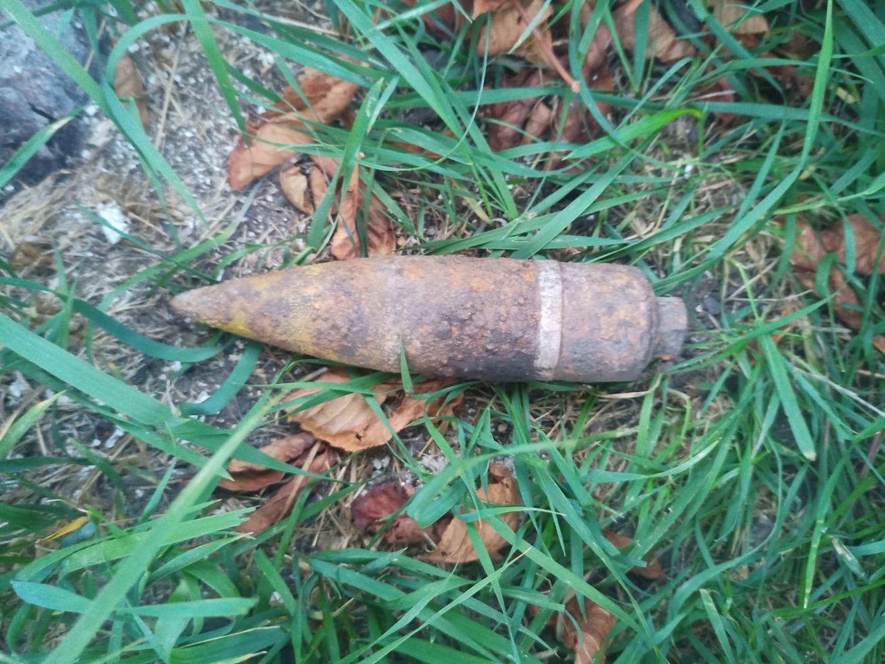 Un bărbat din Neamț s-a dus direct la Poliție cu un obuz găsit într-o pădure, în loc să sune la 112