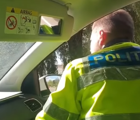 Afirmațiile unor polițiști care au ironizat o femeie  pe stradă au devenit virale: Ești prea mare! Nu vede radarul de tine | IPJ Covasna a declanșat o anchetă