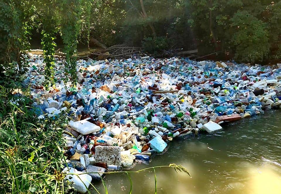 Imagini halucinante pe râul Ciorogârla, cu mormane de deșeuri care opturează scurgerea apelor