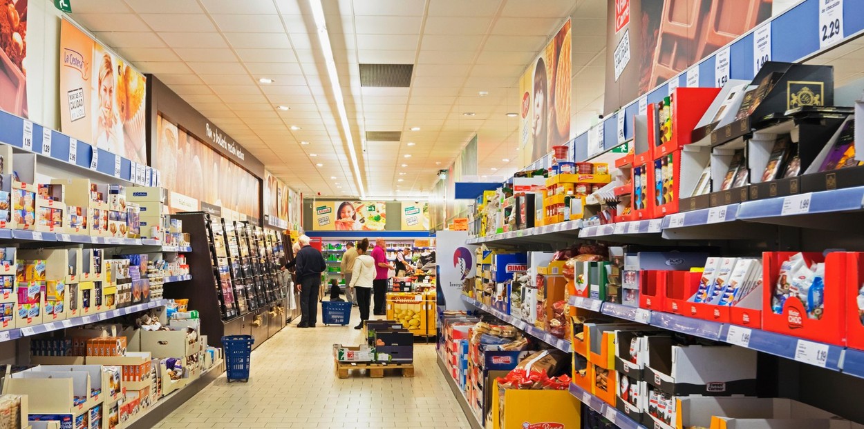 Rugină, insecte moarte și fire de păr descoperite de inspectorii ANPC la mai multe magazine Auchan. Autoritatea a propus închiderea a patru unități ale lanțului de supermarketuri