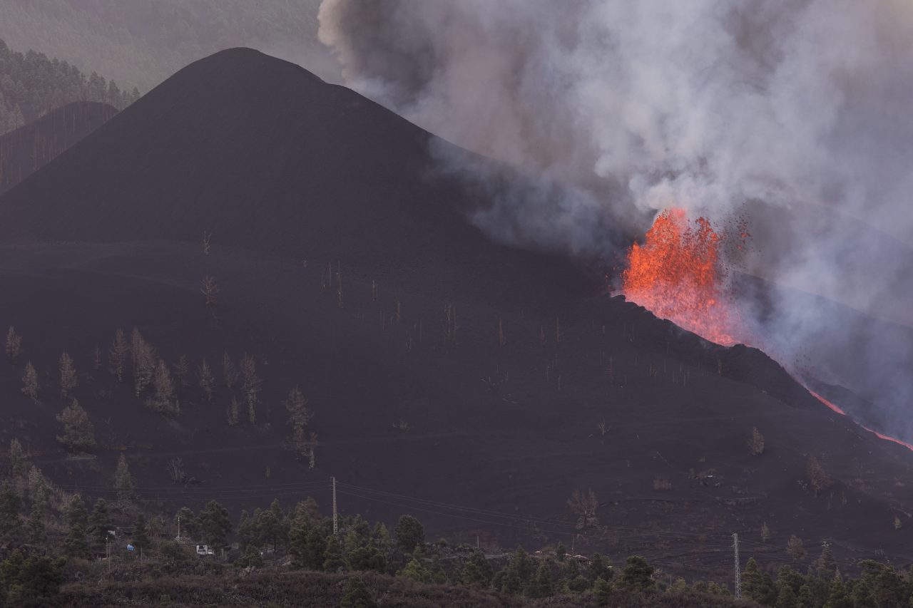 La nouă zile după erupție, lava din vulcanul La Palma ajunge în ocean. Gazele toxice ar putea declanșa o reacție chimică care poate afecta ochii, pielea și respirația