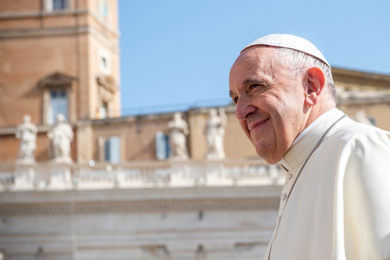 Papa Francisc spune că după operația sa la colon multe voci vorbeau despre căutarea unui succesor. „Sunt încă în viață, deși unii m-au vrut mort”