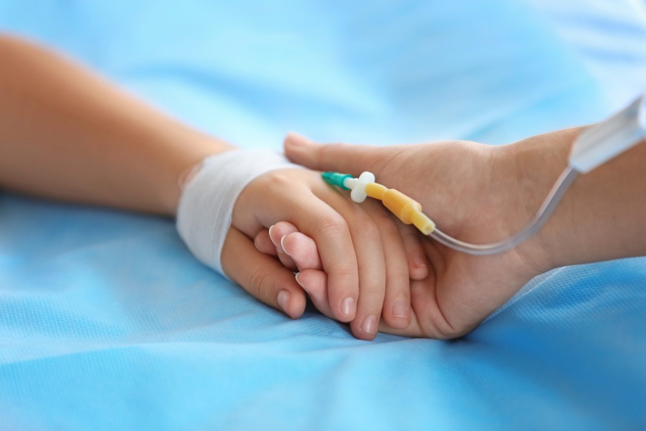 Stăpânul câinilor care au atacat un copil de 10 ani din Sfântu Gheorghe, ajuns în stare gravă la spital, a fost arestat preventiv. Ce pedepse prevede legea