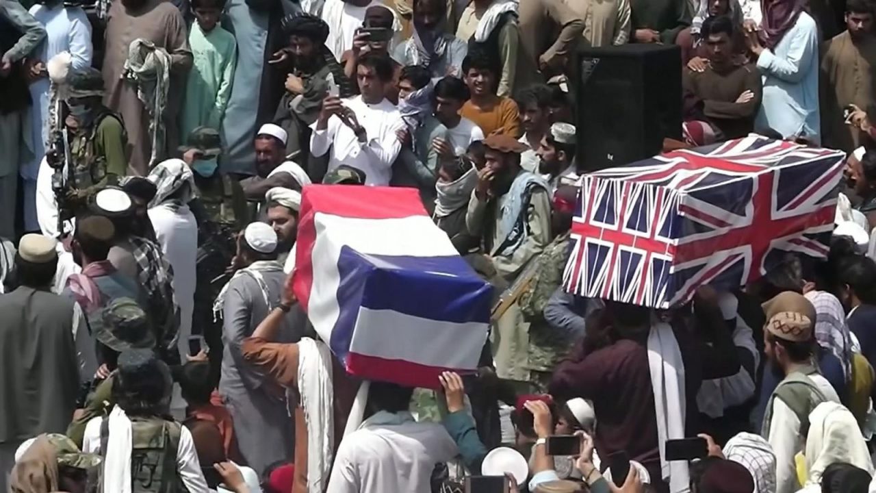 Susținătorii talibanilor au organizat o înmormântare pentru forțele americane și NATO, după retragerea din Afganistan