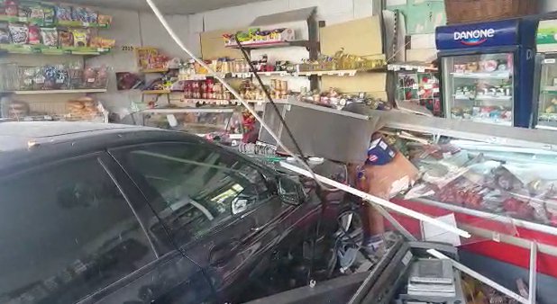 VIDEO| Un șofer cu BMW a intrat cu mașina într-un magazin din centrul Craiovei