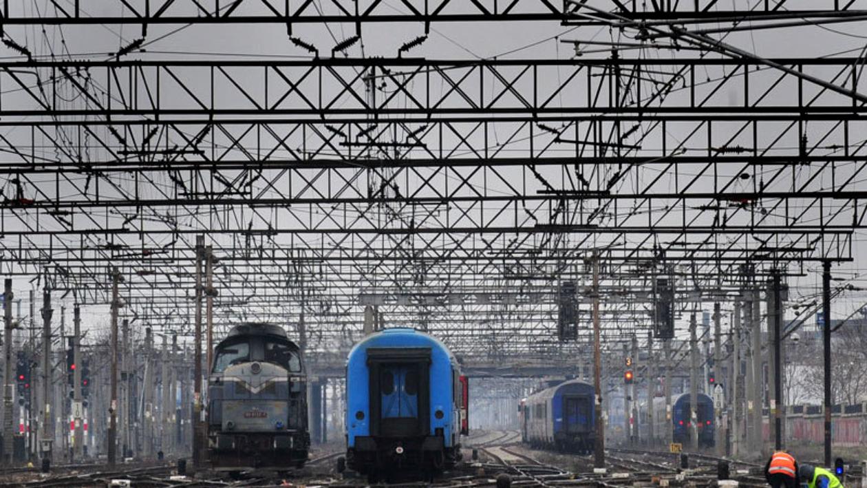 Adolescent de 14 ani, în stare gravă după ce s-a urcat pe un tren și s-a electrocutat