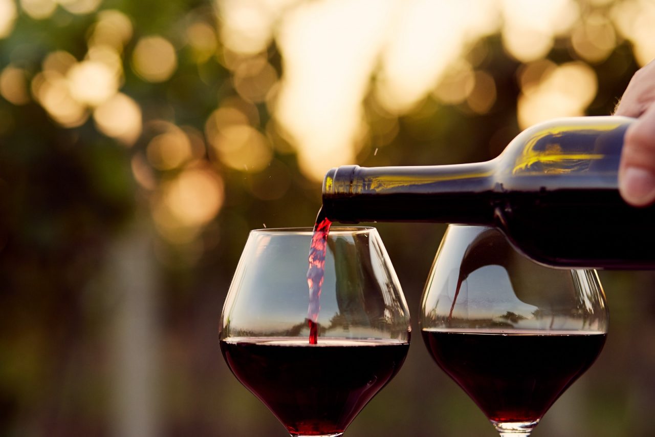 Cât vin au consumat românii în primul an de pandemie. România se situează pe locul 14 la nivel mondial