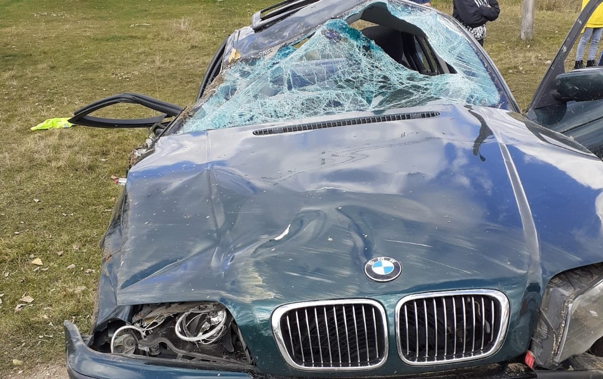 Accident grav în Argeș. Un BMW cu patru tineri la bord s-a răsturnat. IMAGINI de la fața locului