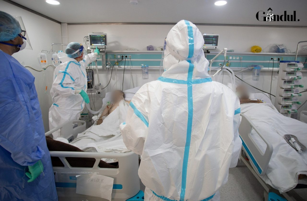 FOTOREPORTAJ| Imagini tulburătoare dintr-o secție ATI. Tineri intubați care luptă să trăiască și medici la capătul puterilor