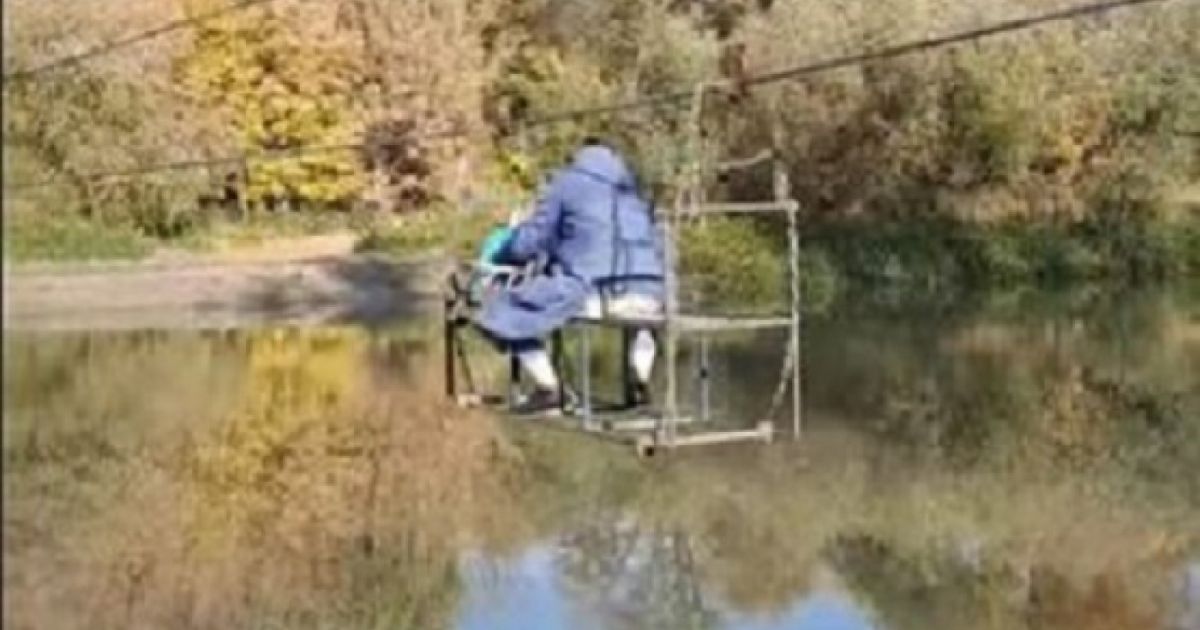 Imagini șocante cu o bătrână de 94 de ani, nevoită să traverse râul Mureș cu o tiroliana improvizată pentru a-și cumpăra mâncare: ”Se chinuia să urce pe instalație văitându-se”
