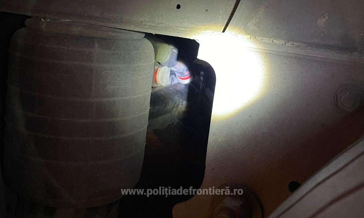 Migrant afgan, ascuns pe osia unei semiremorci, descoperit de polițiștii de frontieră români. Tânărul a călătorit așa din Turcia până la Giurgiu