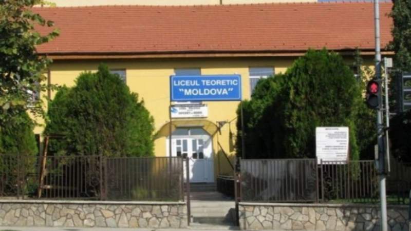 Caz revoltător: un elev nevăzător și testat pozitiv cu COVID a fost trimis să meargă singur 100 de kilometri spre un centru de plasament