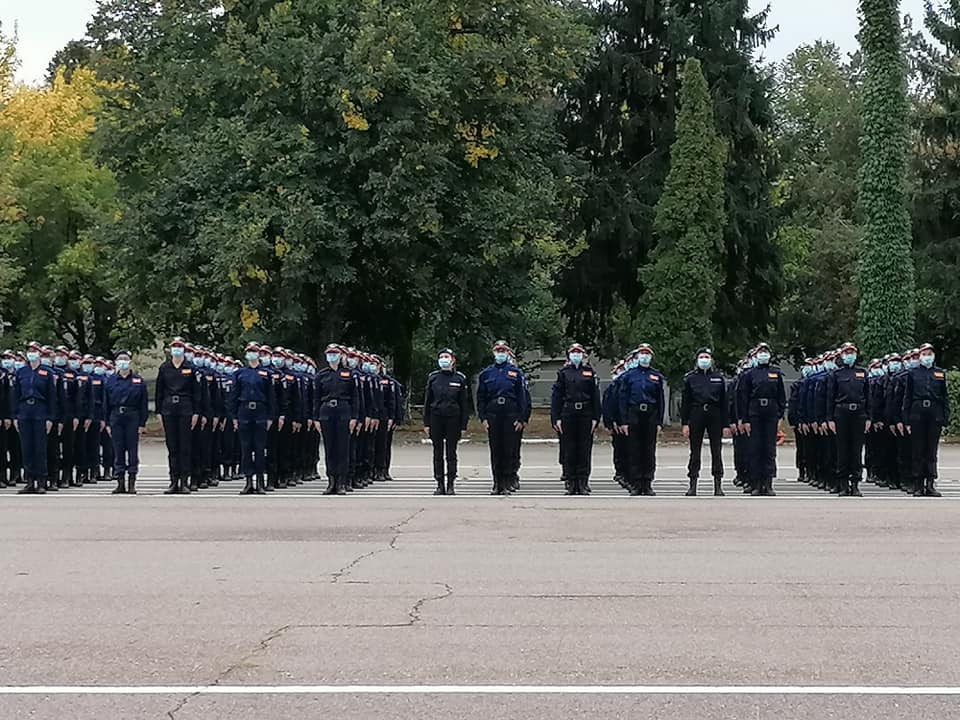 Studenţii de la Academia de Poliţie se plâng că primesc mâncare proastă și cu gândaci