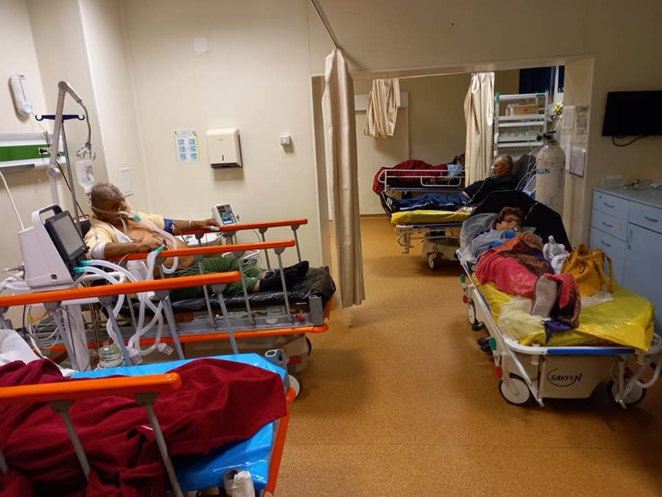 Situație alarmantă la Spitalul Județean Giurgiu: Mai mulți pacienți împart o mască de oxigen pentru gura de aer care le asigură supraviețuirea. Pacienții stau și pe scaunele medicilor