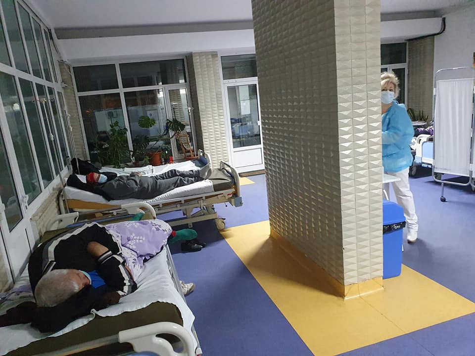 Un deputat publică „imaginea disperării” dintr-un spital din țară. „Dacă Spitalul Județean intră în colaps, județul nostru rămâne fără sistem de sănătate. E timpul să fim responsabili, să ne protejăm și să îi protejăm pe cei dragi”