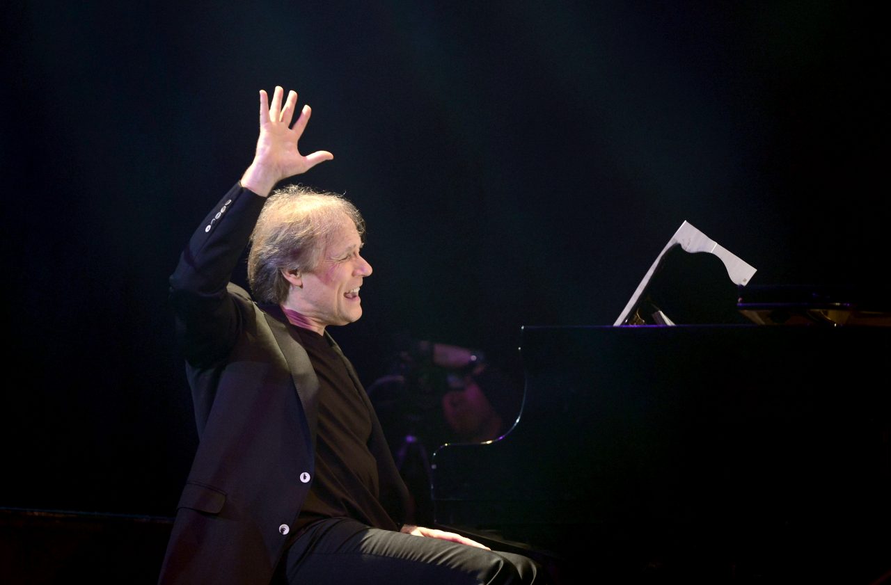 Un fan din Onești al lui Richard Clayderman acuză organizatorii unui concert amânat că nu-i dau banii înapoi pe biletele cumpărate