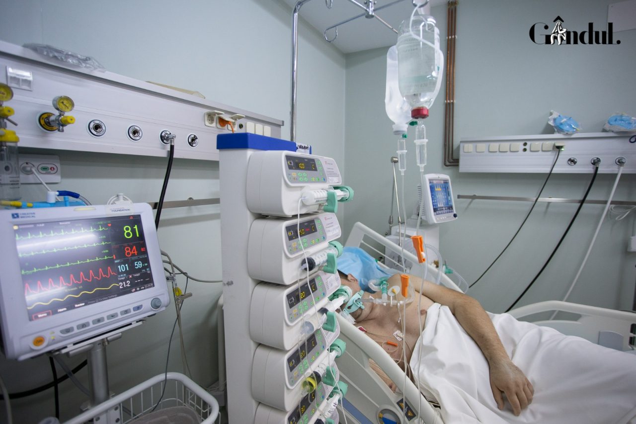 EXCLUSIV. Cât de periculoasă a ajuns infecția cu COVID-19 pentru nevaccinați. Medicii au externat un pacient de 37 de ani crezând că e aproape vindecat și a murit după o săptămână