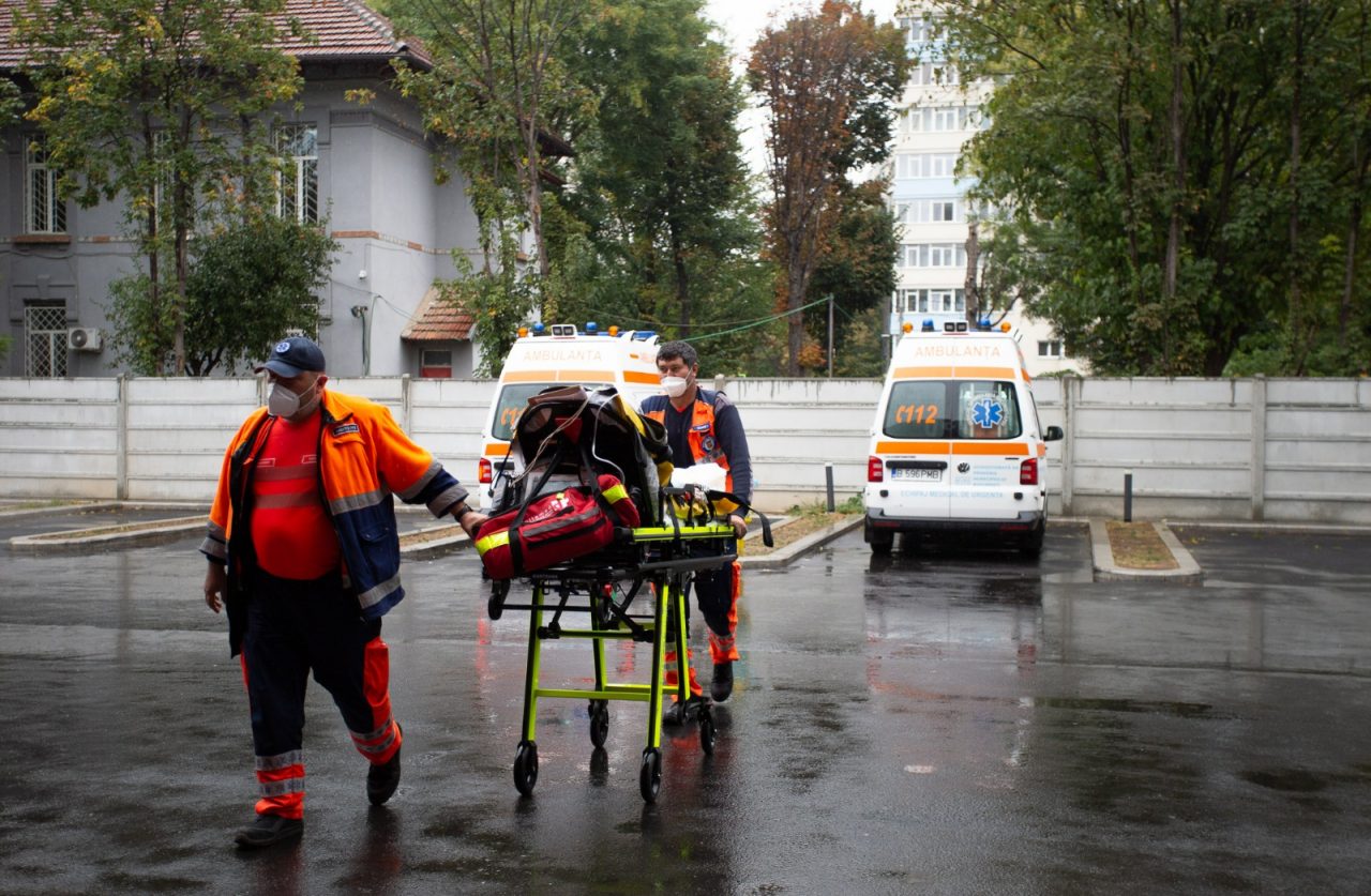 Doi pacienți cu COVID-19 au murit în ambulanțe, în curtea Spitalului din Craiova