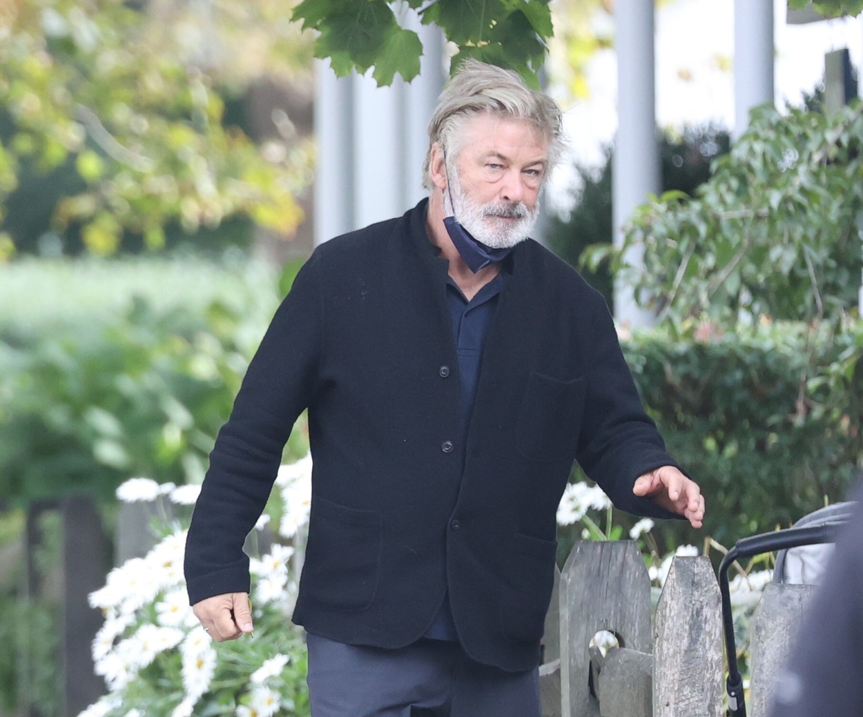 Primele declarații ale anchetatorilor în cazul Alec Baldwin: Au fost ridicate 600 de probe de pe platourile de filmare, inclusiv gloanțe reale