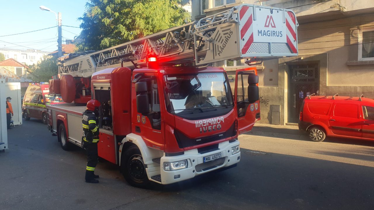 Un brașovean și-a dat foc la apartament, în urma unei crize de gelozie. Bărbatul a fost reținut de polițiști (VIDEO)