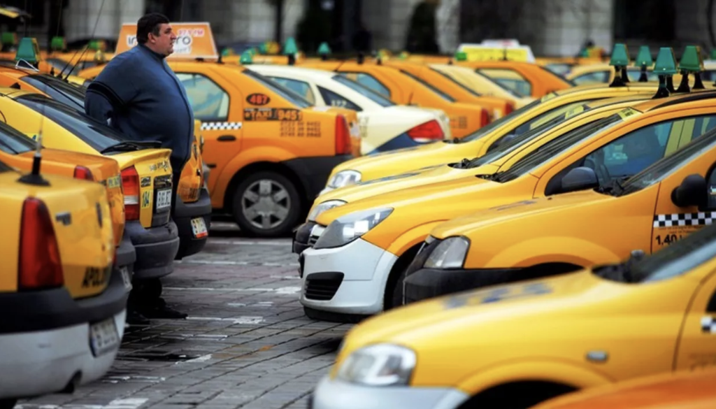 Ce au pățit doi turiști din Italia în parcarea Aeroportului din Iaşi. De ce nu au fost luaţi de niciun taximetrist
