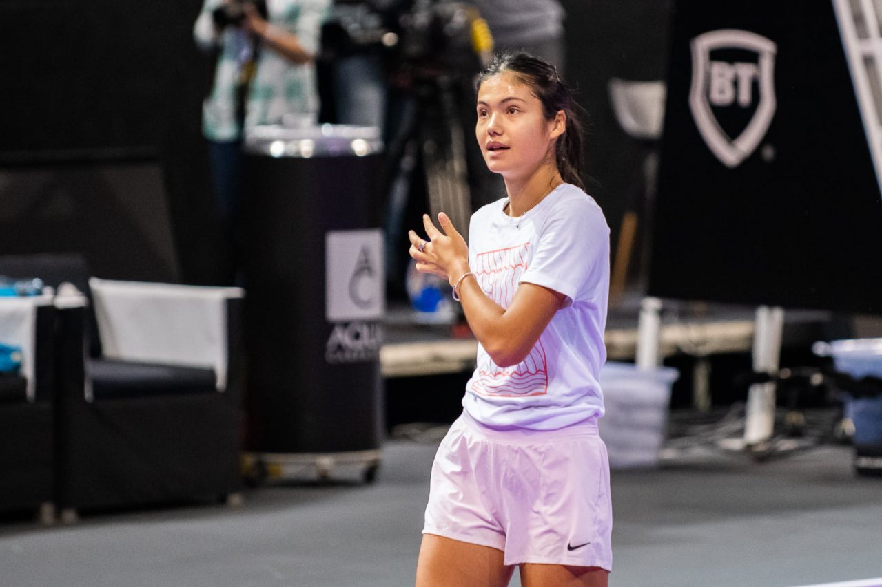 Jucătoarea de tenis Emma Răducanu, depistată pozitiv cu Covid-19. Ea va rata un turneu demonstrativ la care participă și Rafael Nadal sau Andy Murray