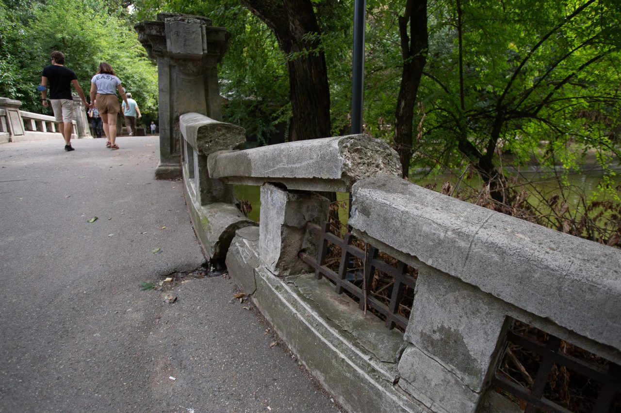 Podul Mare din Parcul Cișmigiu, a cărui balustradă s-a prăbușit, va intra în reparații capitale. Este nevoie de peste trei milioane de lei | GALERIE FOTO