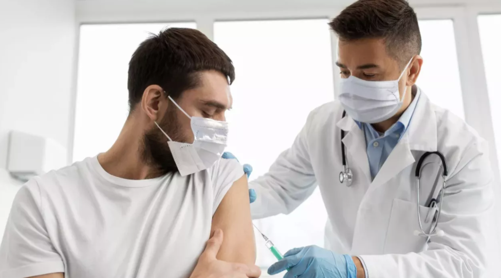 O nouă tranșă de vaccinuri Pfizer ajunge mâine în România. Evoluția campaniei de imunizare din ultimele zile
