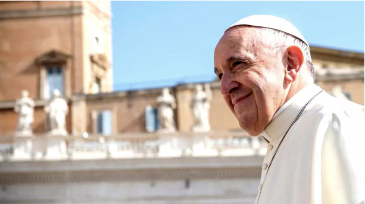 Papa Francisc, cunoscut pentru umorul savuros și inteligent. Pontiful a glumit chiar și cu Donald Trump sau Viktor Orban