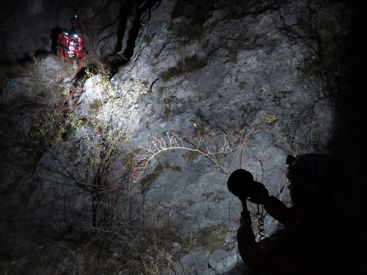 O persoană dispărută în zona Rânca este căutată de salvamontişti cu un câine şi o dronă cu termoviziune