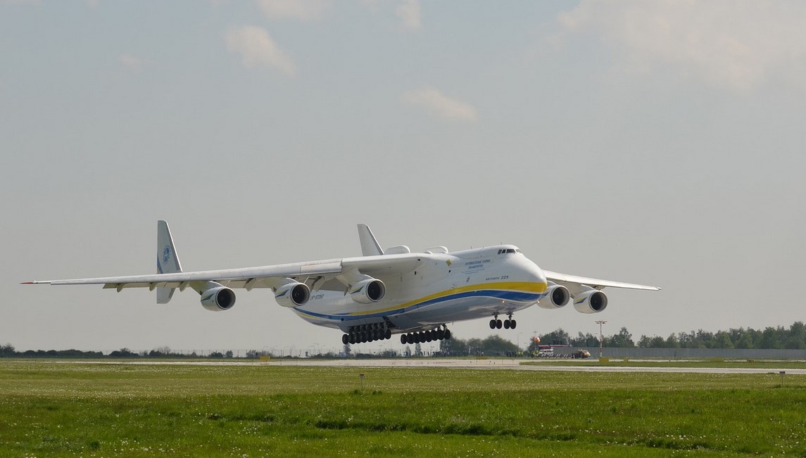 Aeroportul din Cluj a fost închis temporar, după ce trenul de aterizare al unui avion FlyEgipt a luat foc
