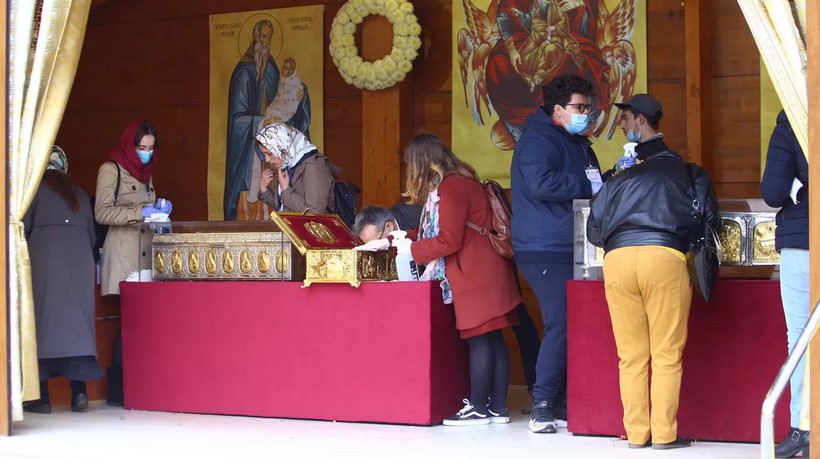 Cum vor fi organizate slujbele religioase și procesiunile: Minimum doi metri între persoane