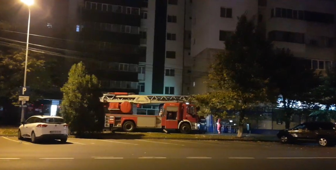 VIDEO | Scene tensionate în Buzău. O femeie a amenințat că se aruncă de la etajul zece, dar a fost oprită la timp de negociatori