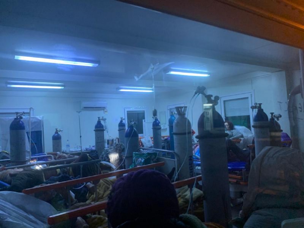 Imaginea dezastrului la UPU: Bolnavi îngrămădiți în containere, cu buteliile de oxigen la picioare. „Nu mai există locuri nici măcar pe scaune”