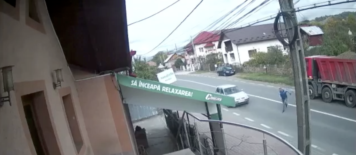 VIDEO. Un bărbat a fost lovit mortal de o mașină pe un drum din județul Argeș. Acesta nu s-a asigurat când a traversat strada