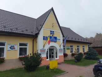 Un primar din România îi îndeamnă pe cetățeni să facă gargară cu sare dacă au dureri în gât. ”Nu vă temeți, în ciuda sirenelor care sună înfiorător”